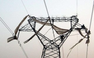 What are the considerations for the design of 220kV transmission lines?