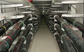 What is the method of laying medium voltage power cables?