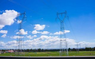 What are the types of overhead cables? What are its advantages?