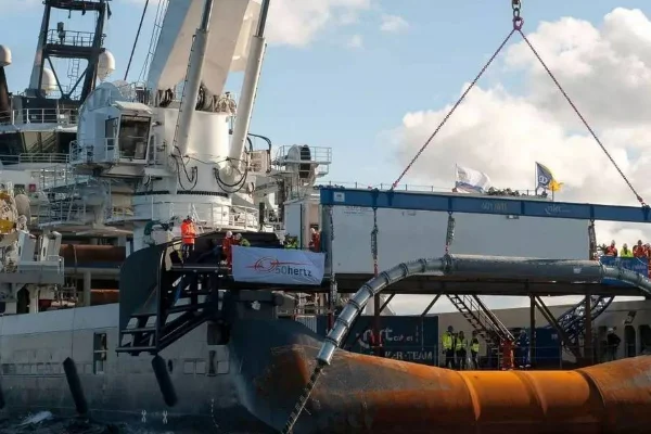Submarine-cable-laying-vessel.jpg